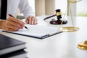 Advogado analisando contrato no escritório Barbosa e Guimarães