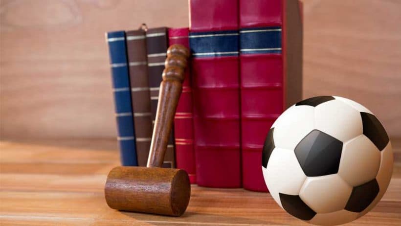 Contrato de atleta profissional sendo analisado no escritório