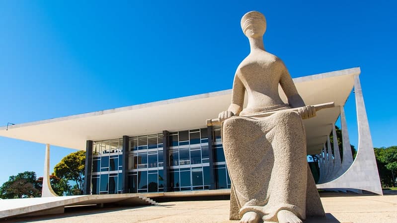 Fachada de tribunal superior brasileiro